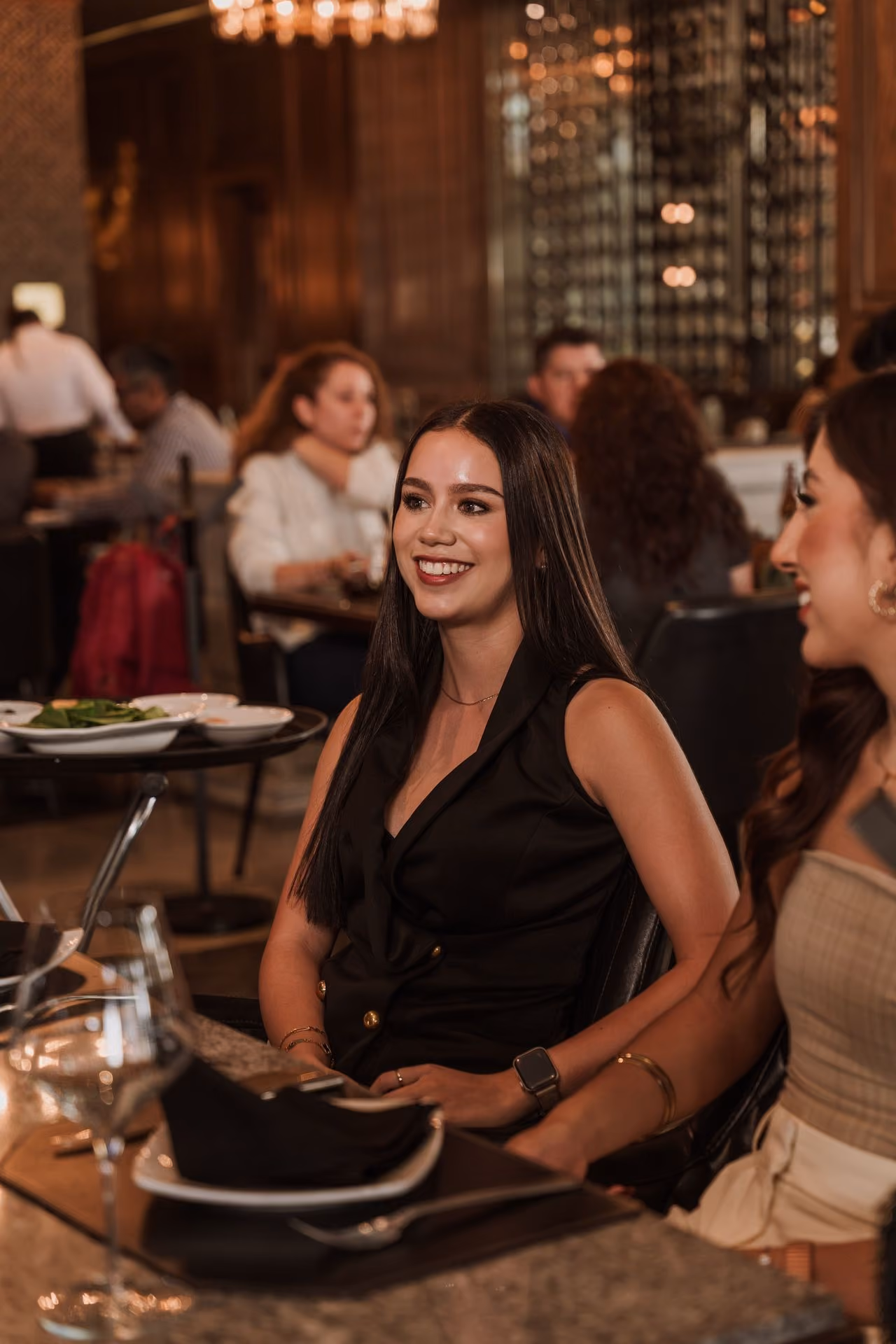 Invitada sonriendo en una mesa del salón