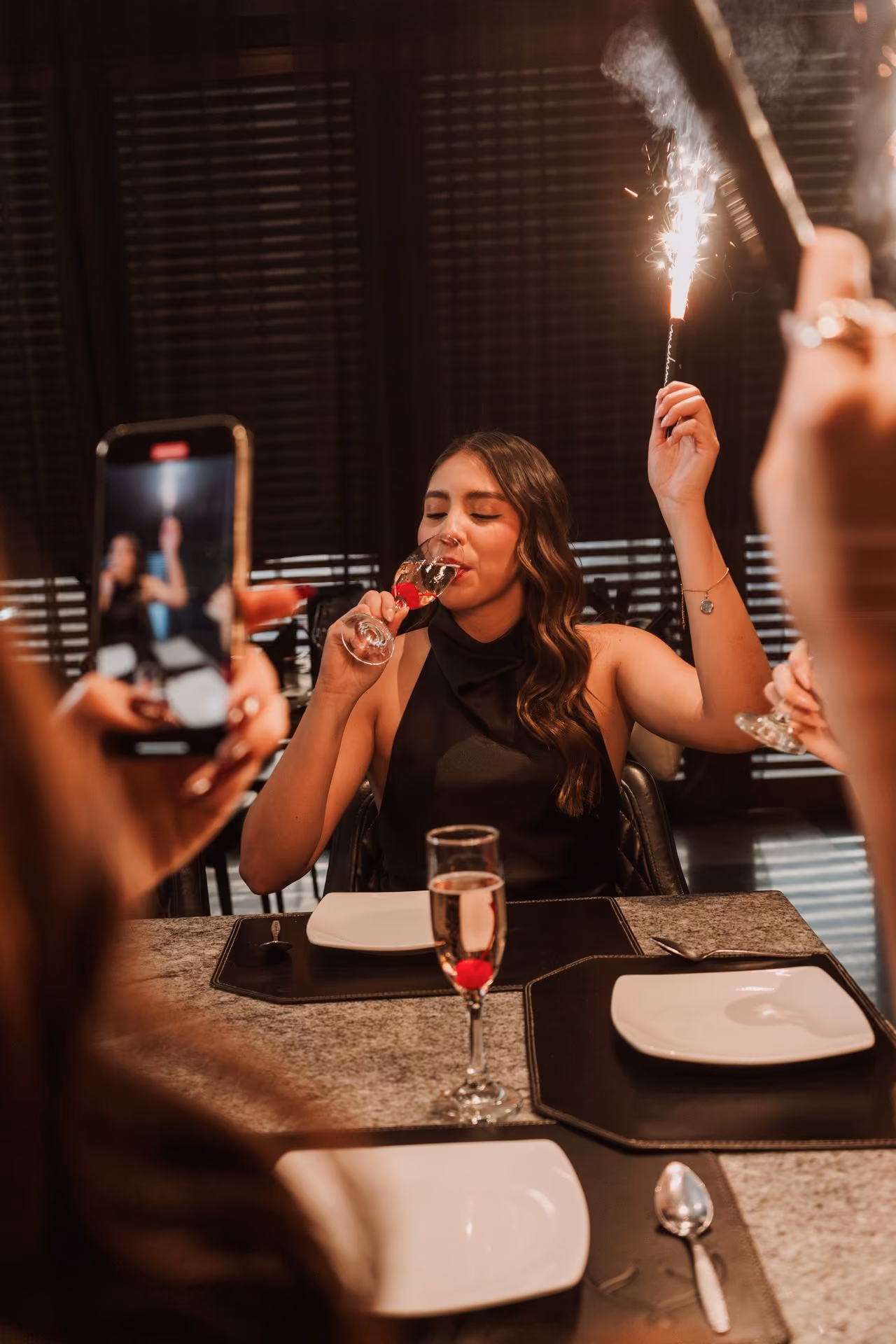 Celebración con bengala en la mesa