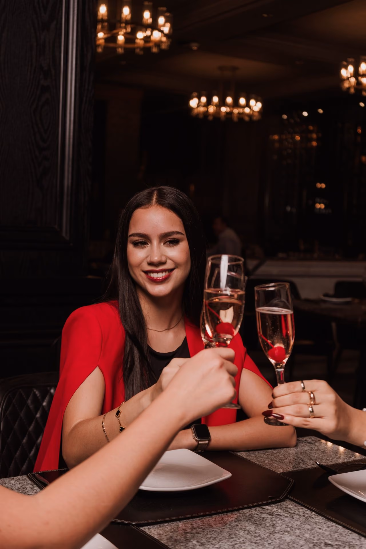 Invitada brindando con vino rosado