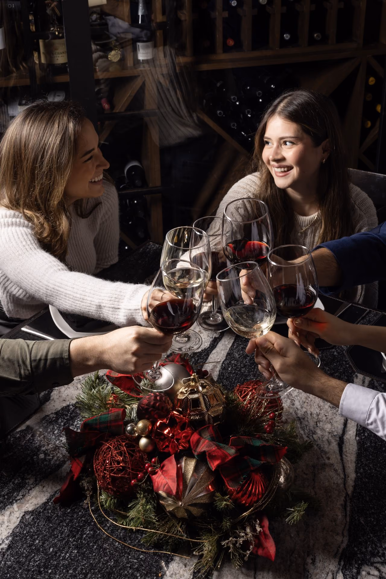 Brindis con copas de vino junto a la cava