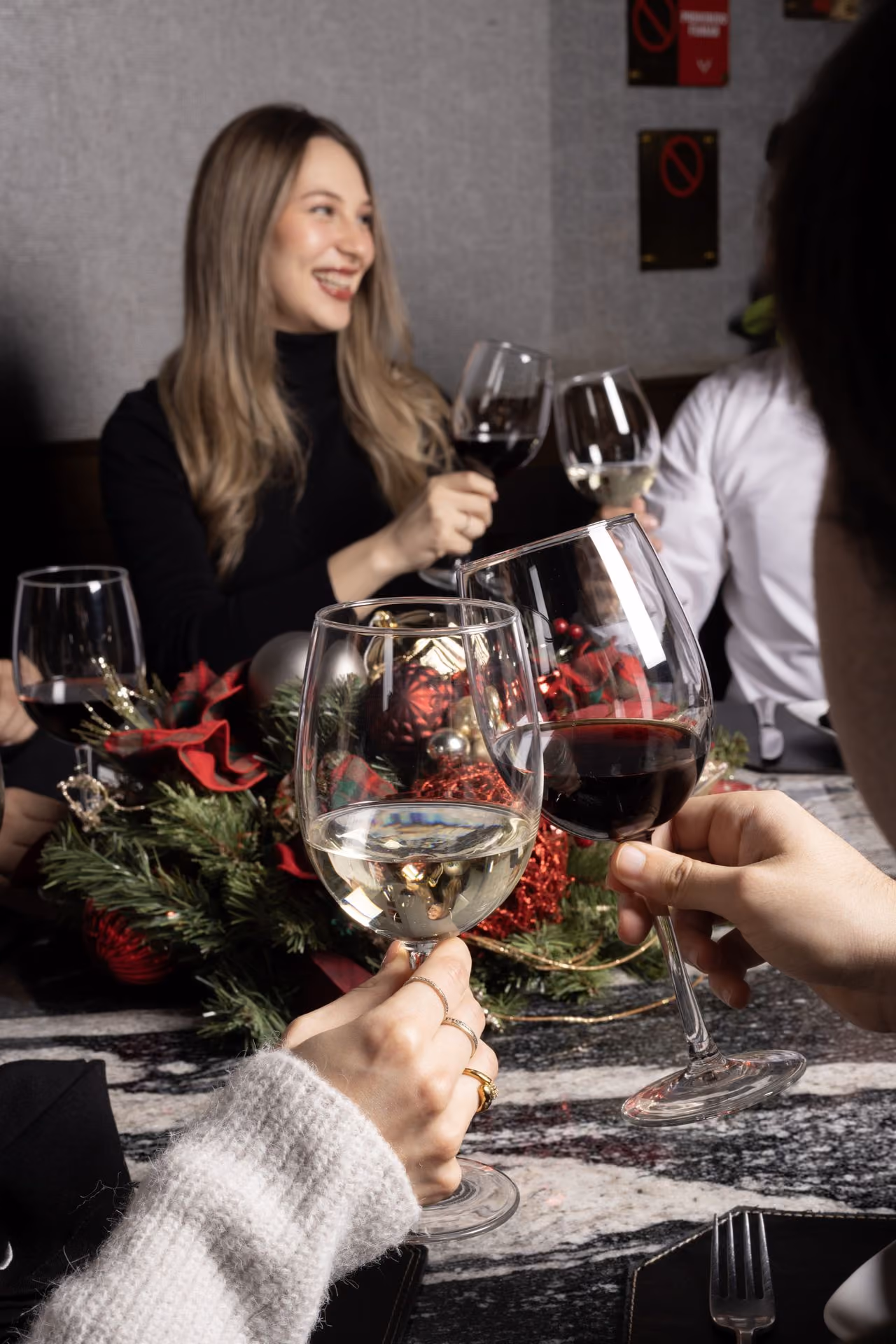 Invitada sonriendo con copa de vino blanco
