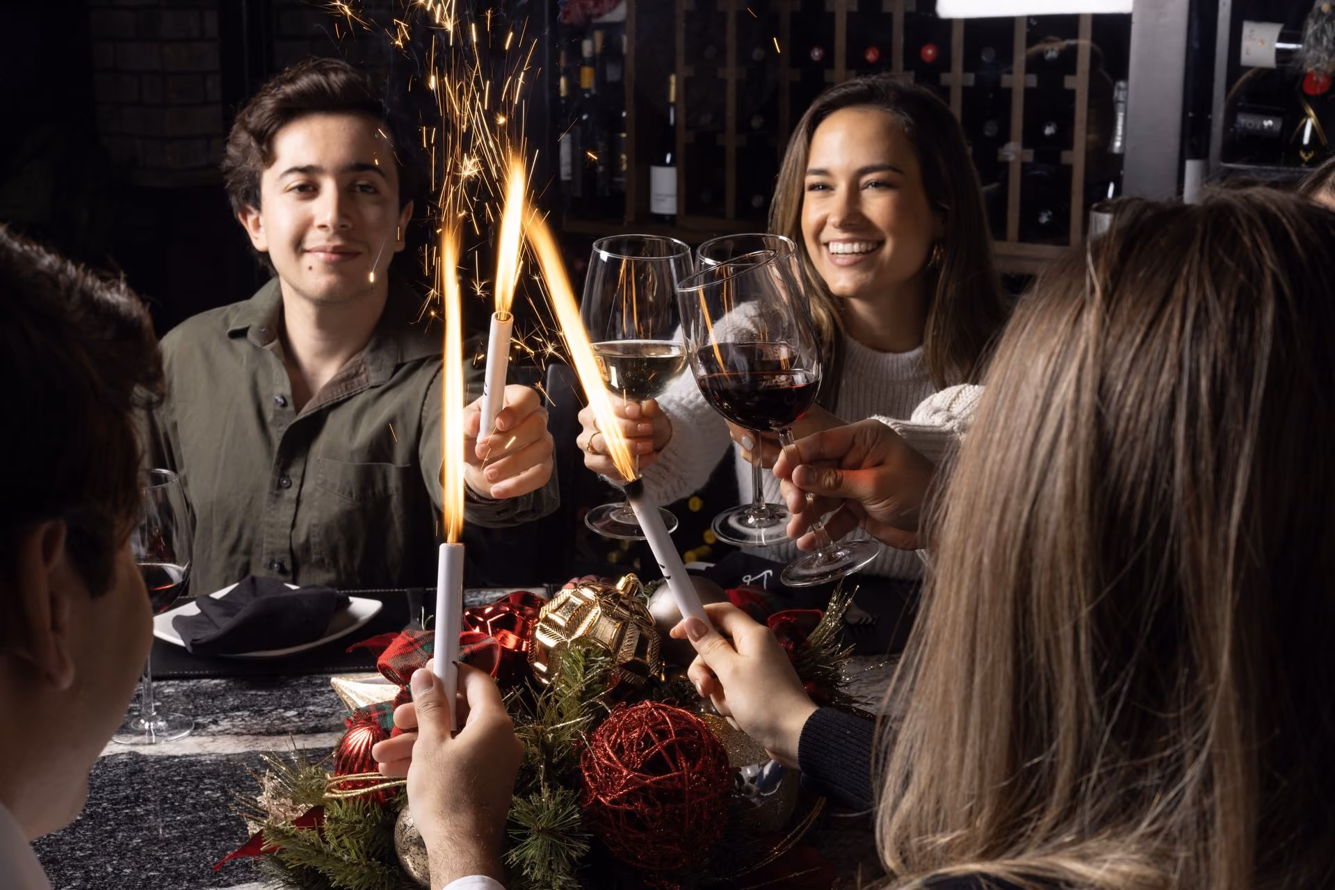 Amigos celebrando con bengalas junto a la cava