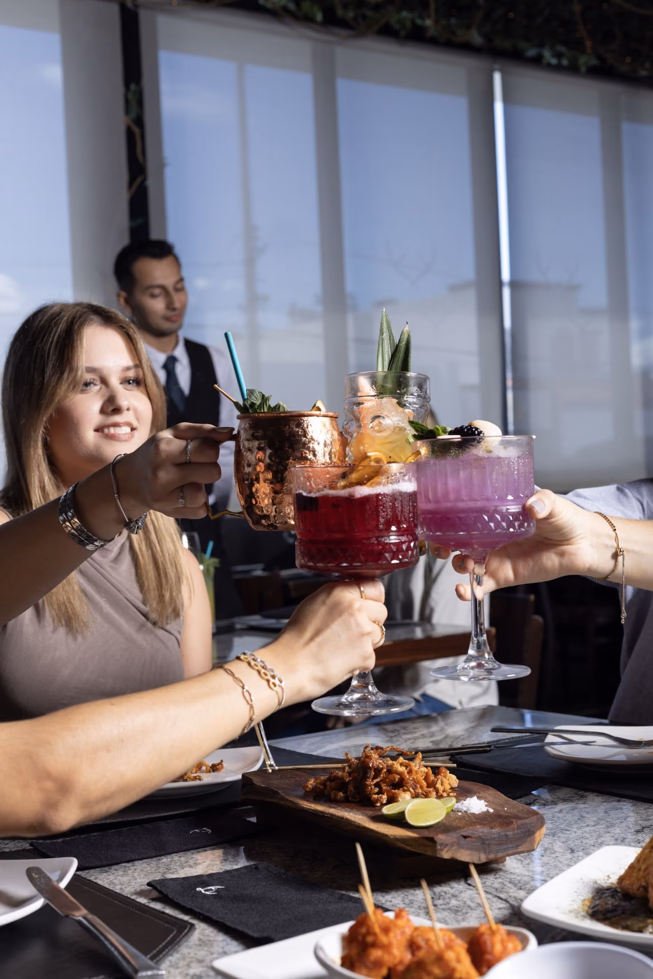 Brindis con cocteles de colores