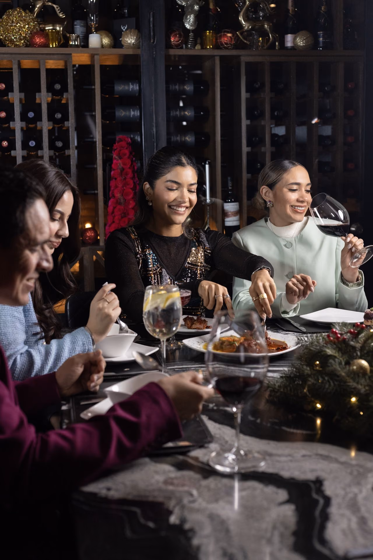 Grupo cenando en mesa decorada frente a la cava