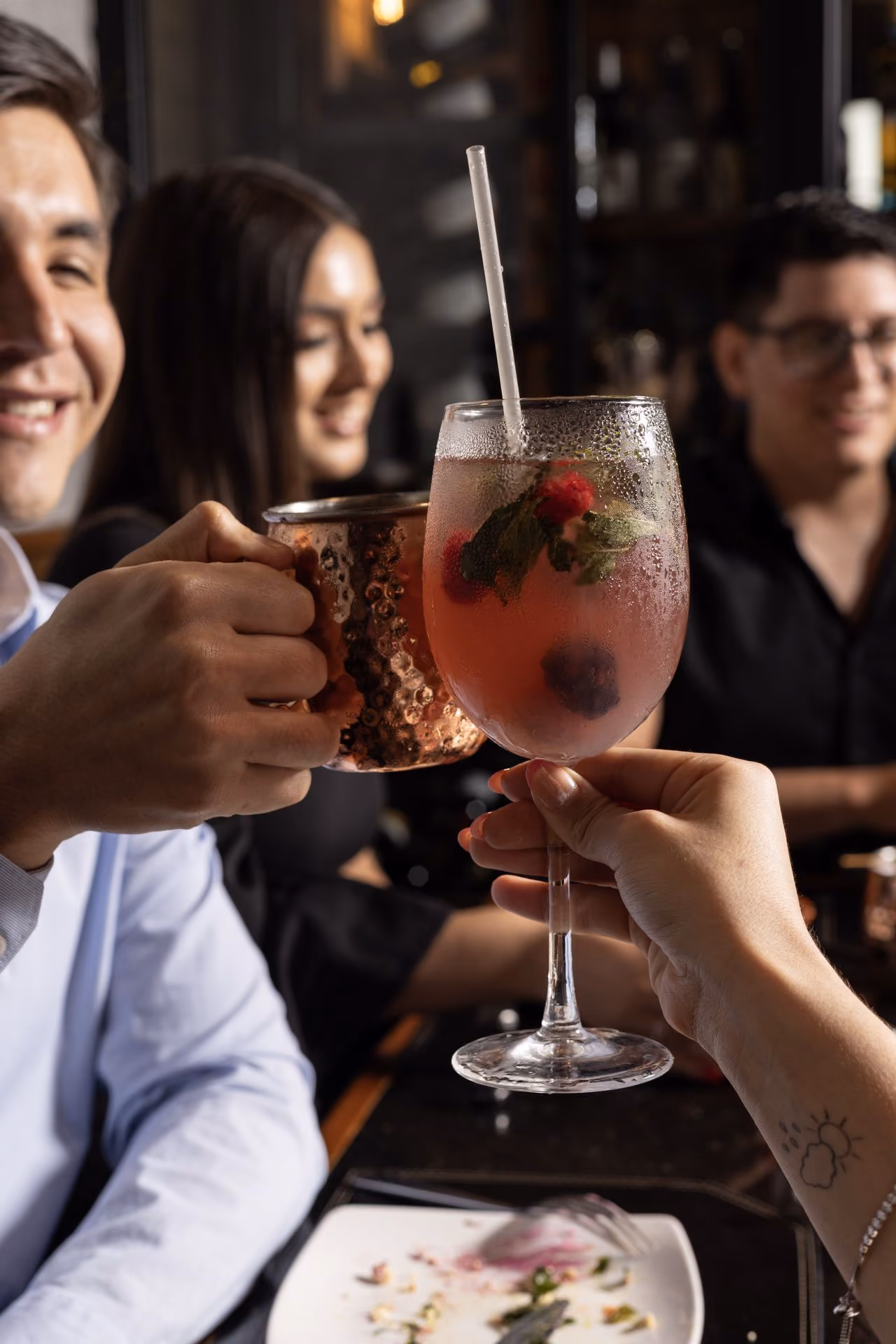 Brindis con coctel de frutos rojos