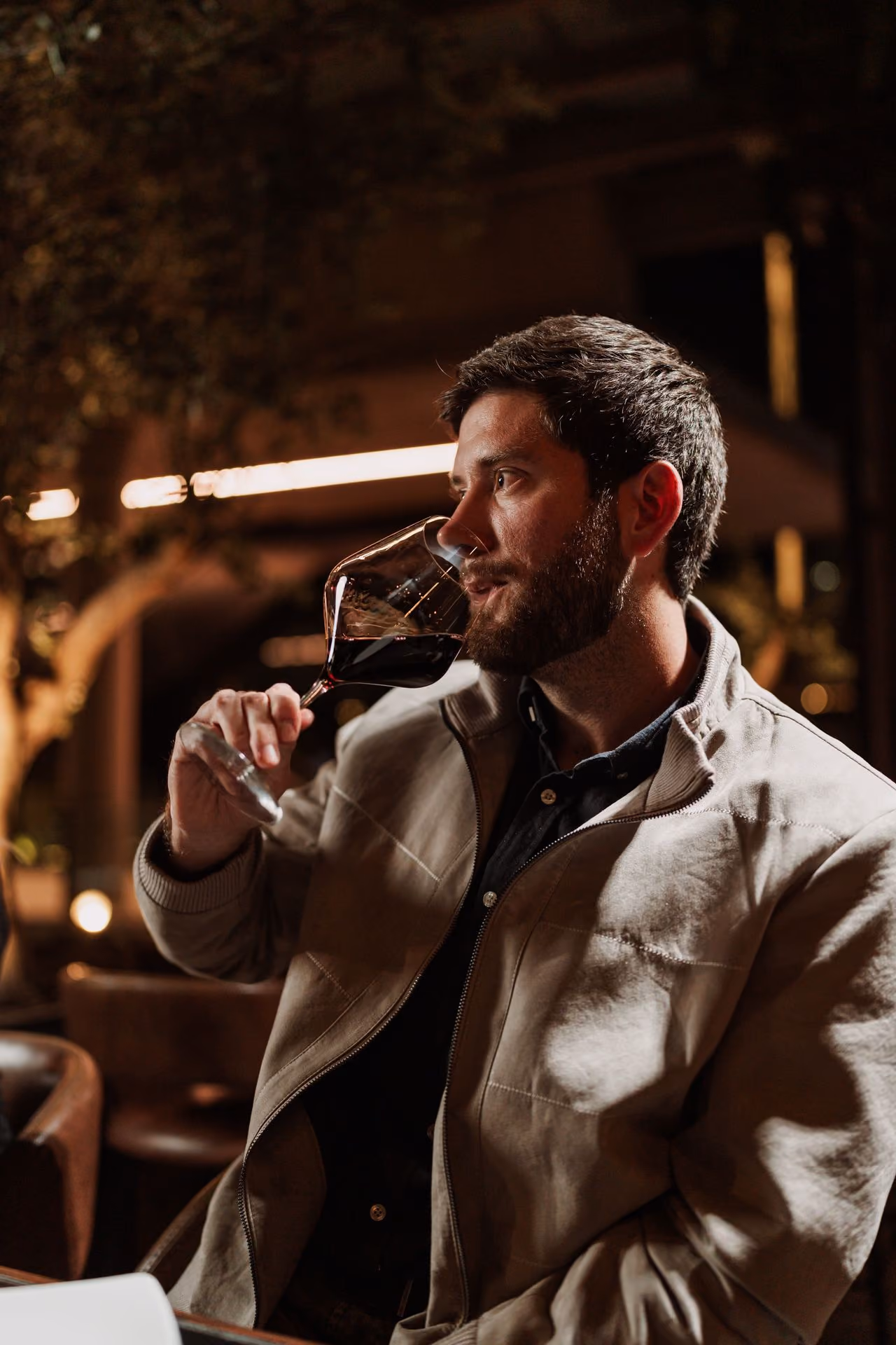 Invitado probando vino tinto