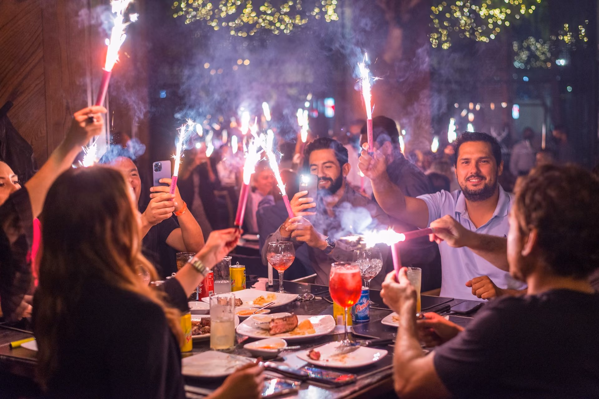 Mesa grande celebrando con bengalas