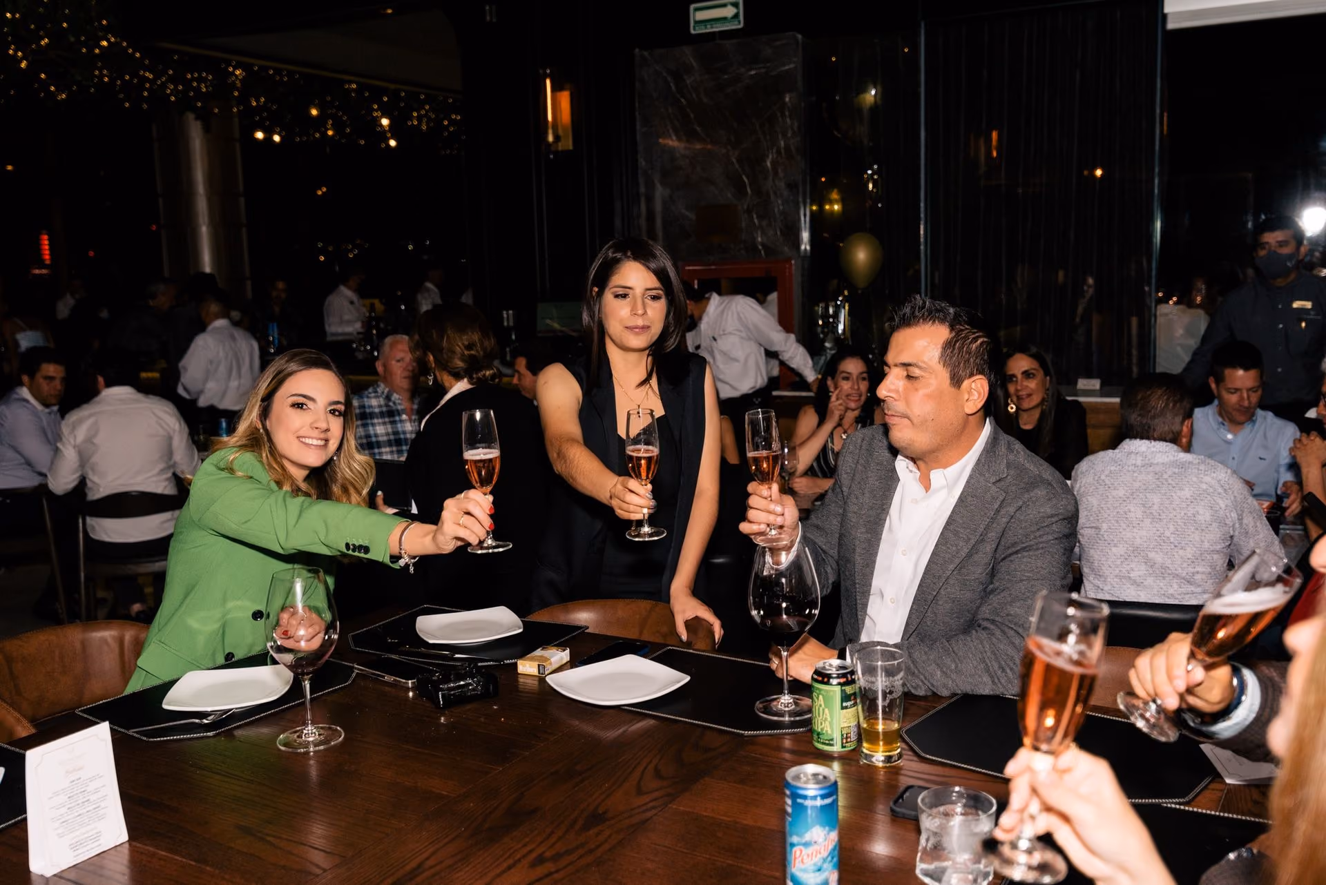 Amigos brindando con champaña en el salón