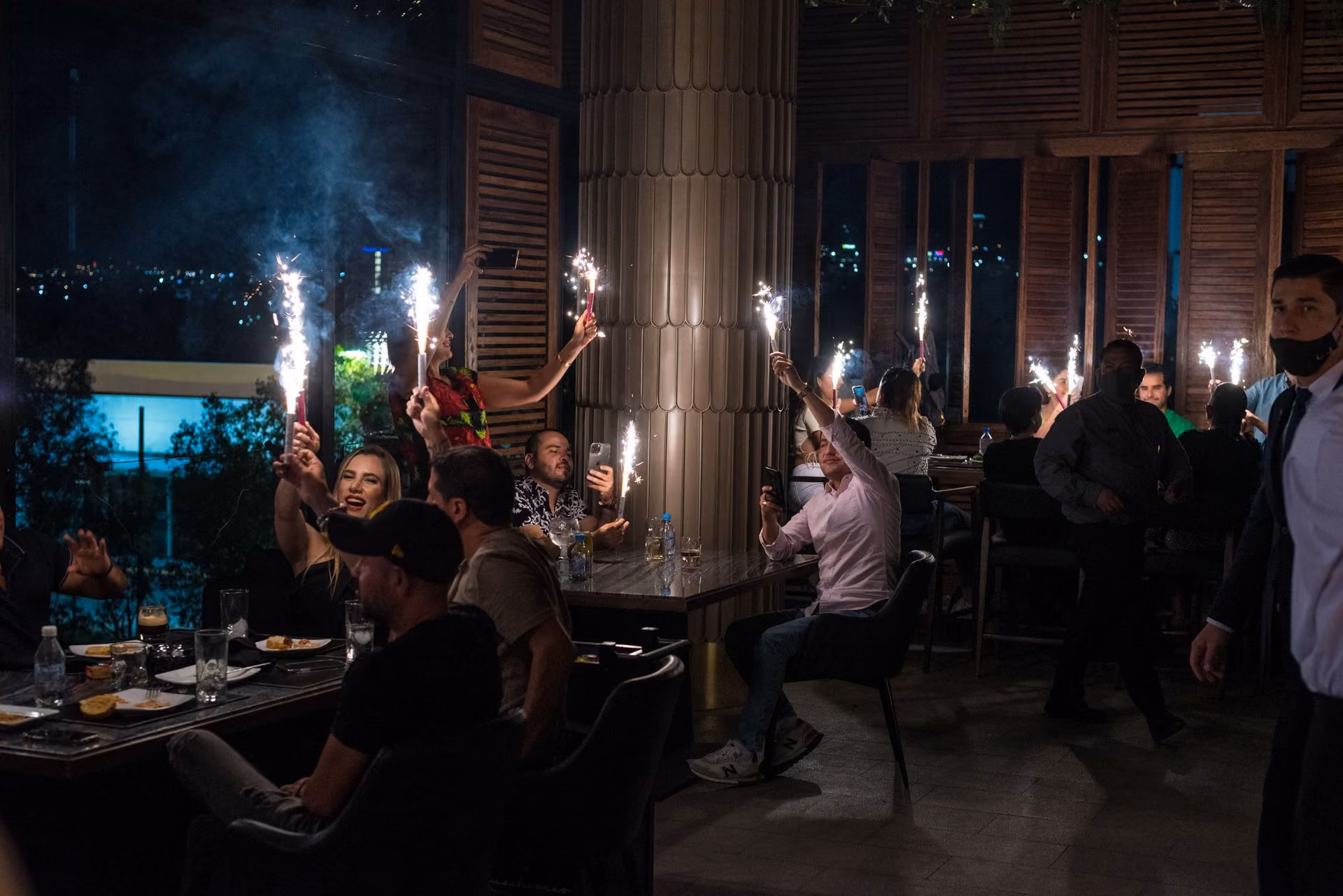 Celebración con bengalas en el salón de noche
