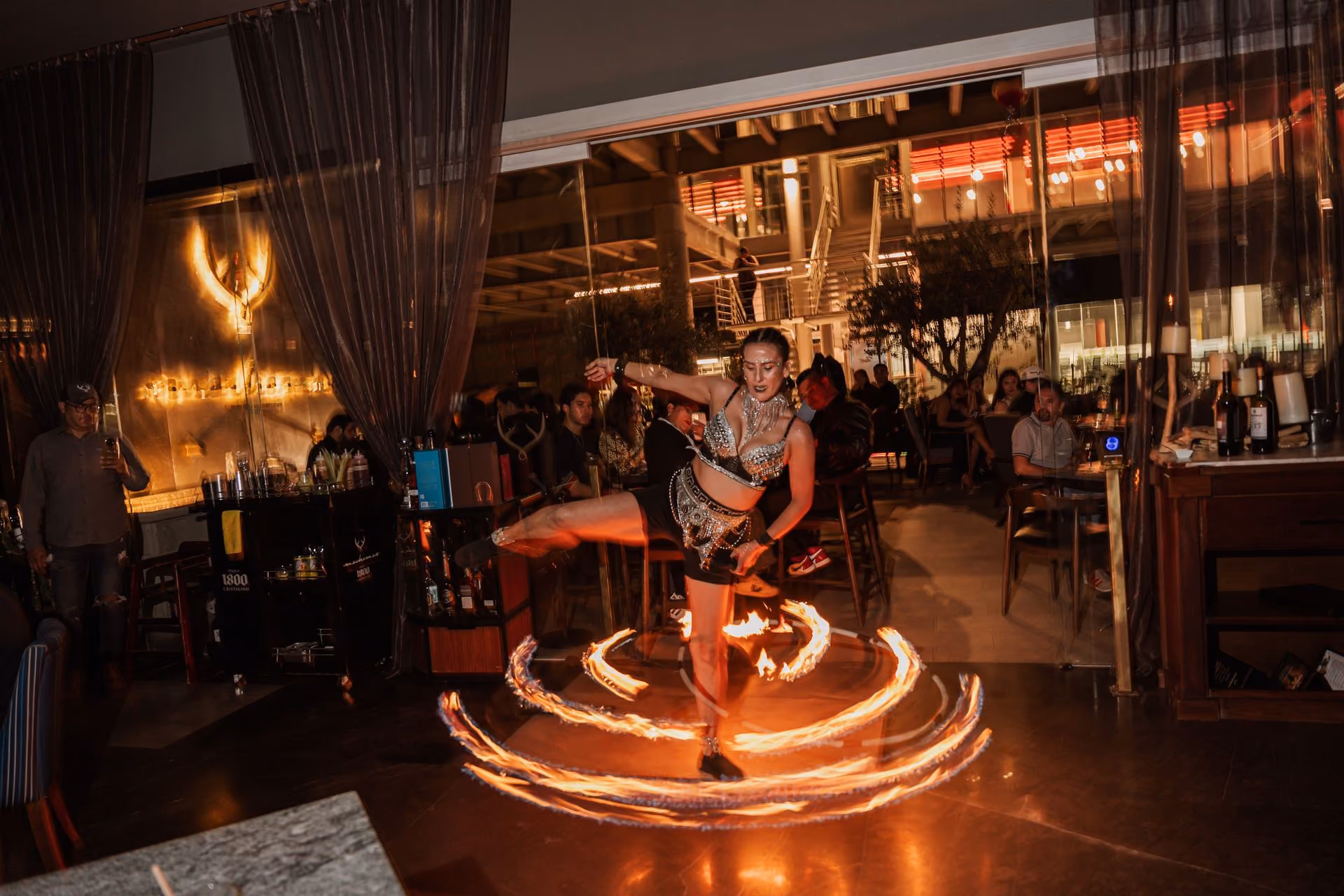 Bailarina con fuego en el salón