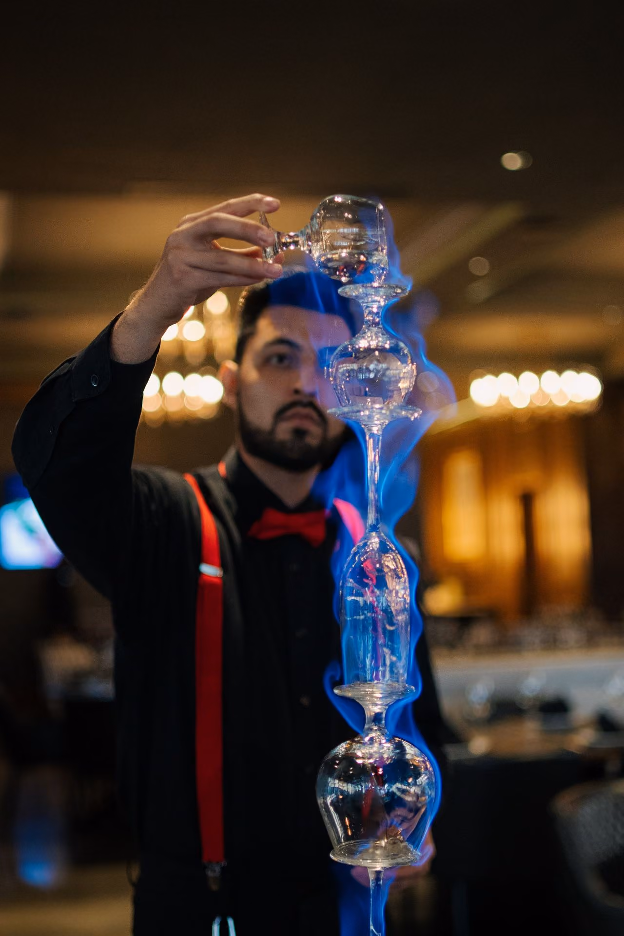 Bartender preparando un coctel flameado en torre de copas
