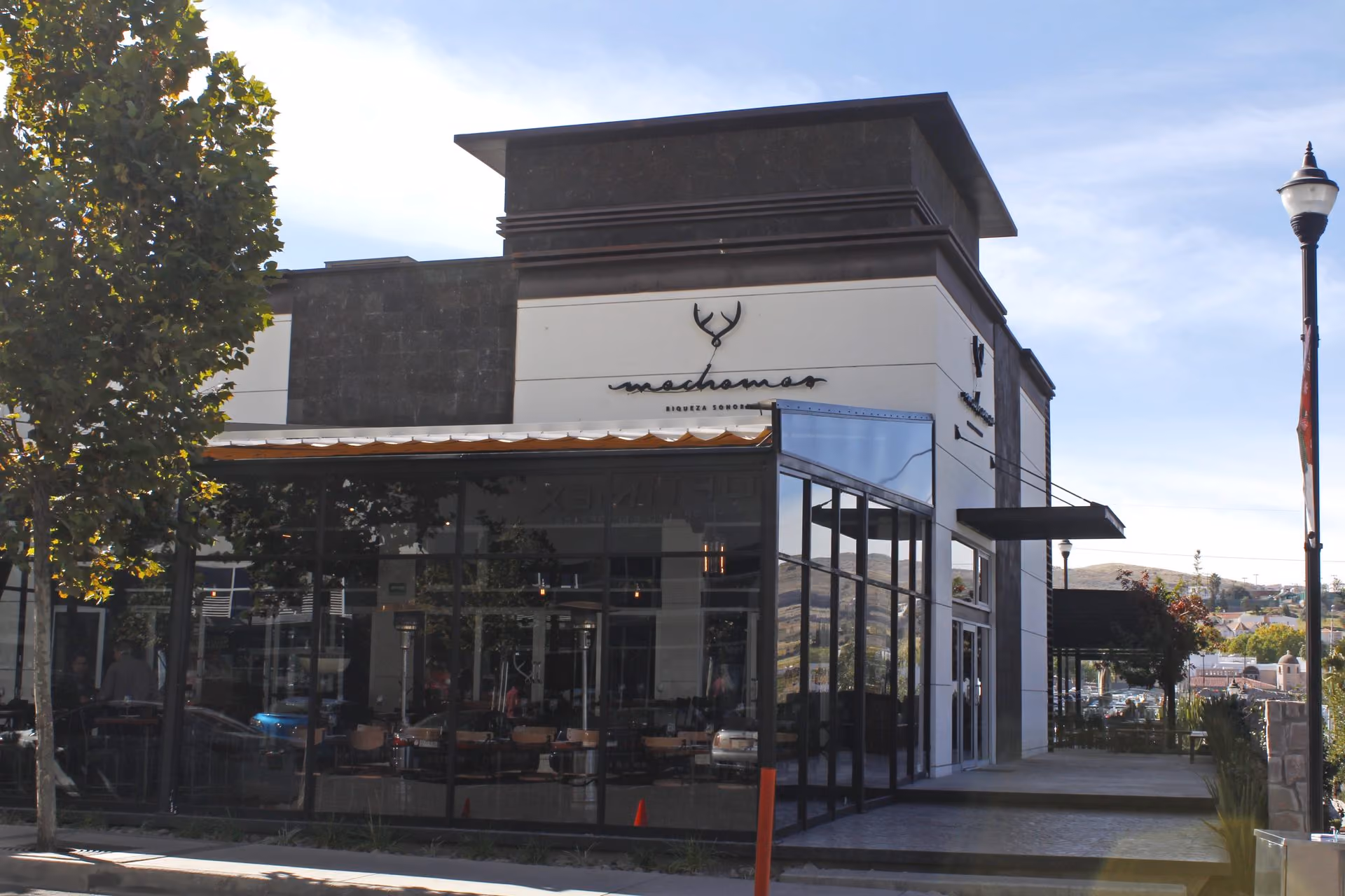 Fachada de Mochomos Chihuahua con su terraza de cristal