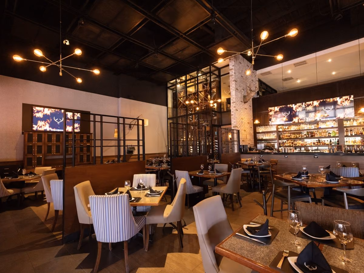 Salón de Mochomos Culiacán con candiles y la barra al fondo
