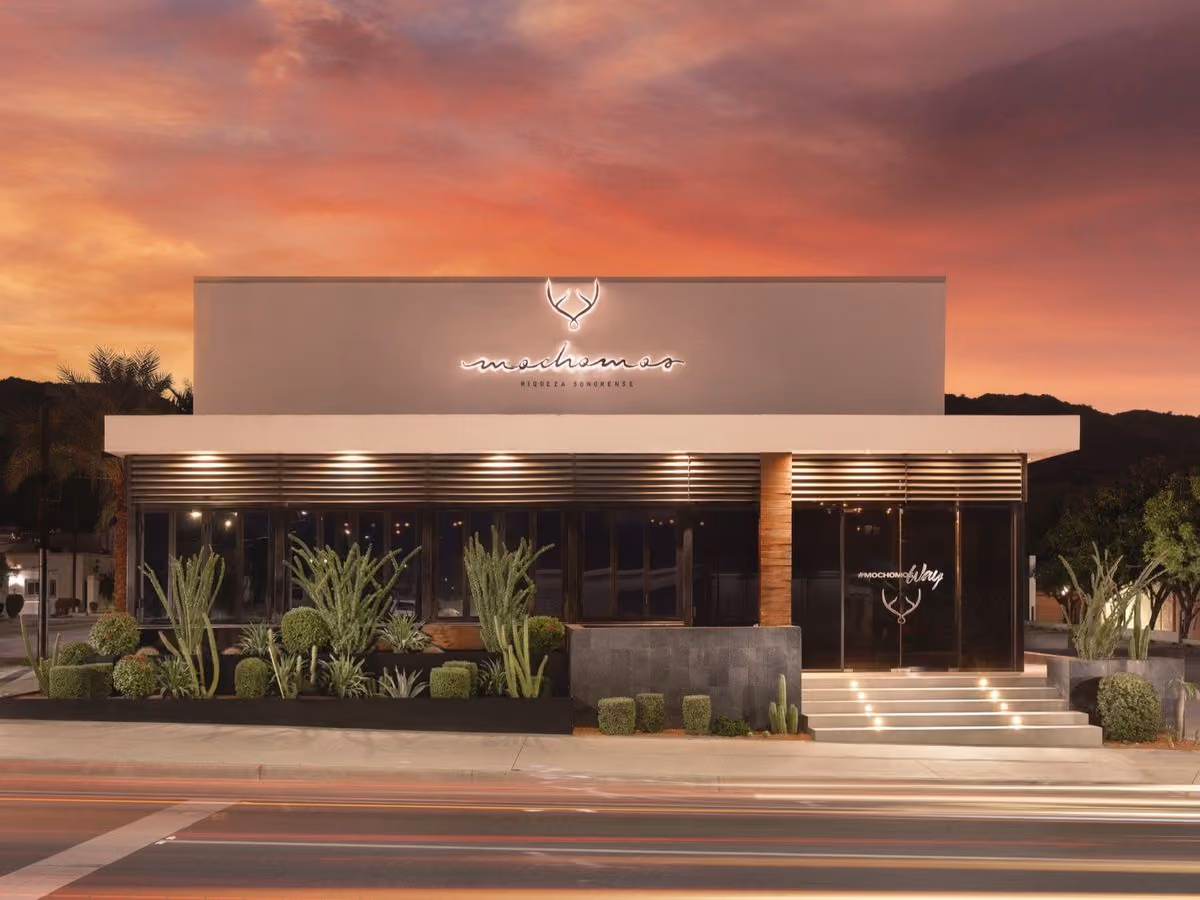 Fachada de Mochomos Hermosillo al atardecer