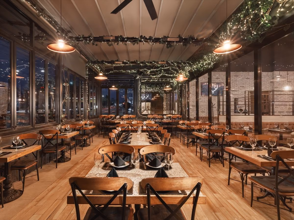 Terraza de Mochomos Hermosillo con piso de madera y enredadera