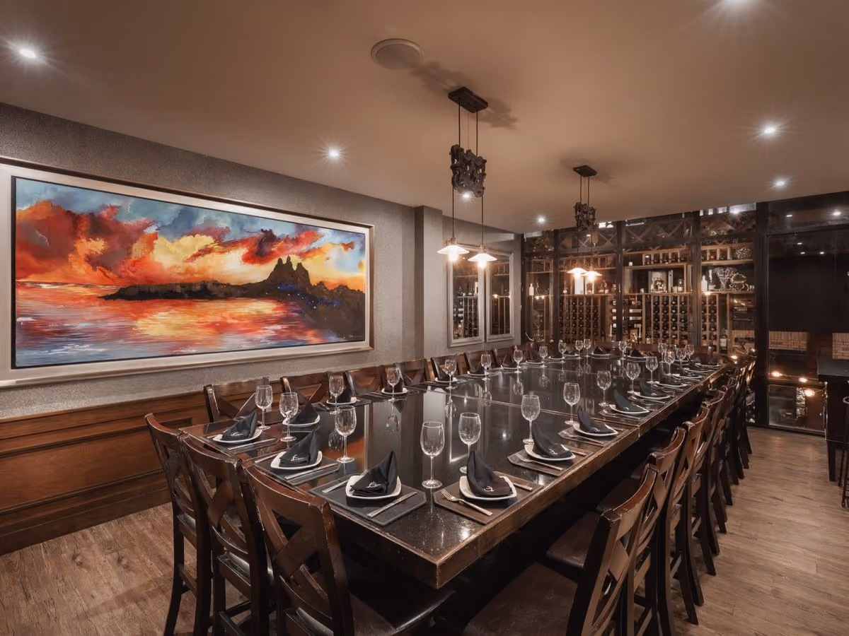 Salón privado de Mochomos Hermosillo con mesa larga y cuadro de paisaje