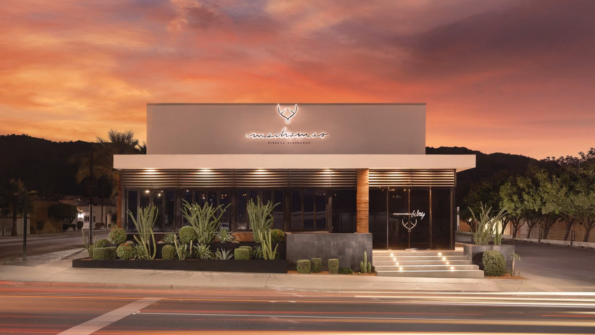 Fachada de Mochomos Hermosillo, cuna de la marca, al atardecer