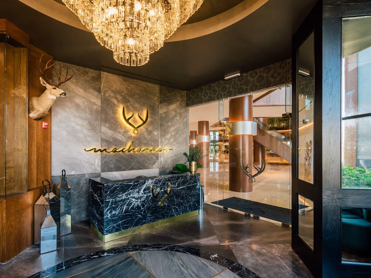 Recepción de Mochomos Mérida con el logo en dorado
