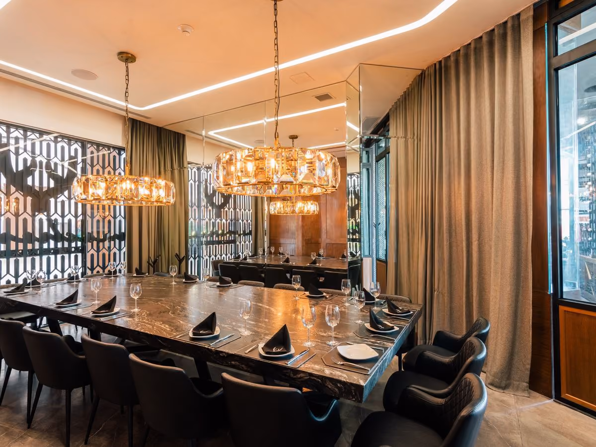 Salón privado de Mochomos Mérida con mesa larga y candiles