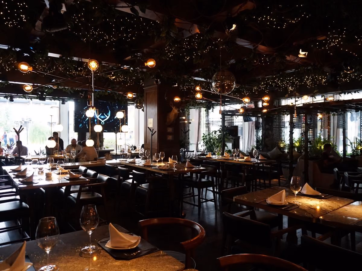Salón principal de Mochomos Metepec con ventanales