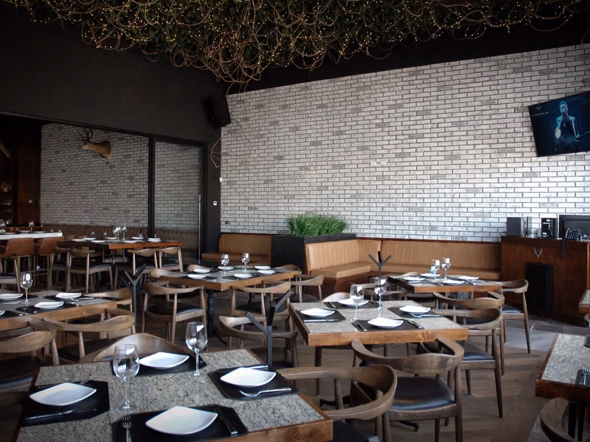 Salón de Mochomos Mexicali con muro de ladrillo blanco