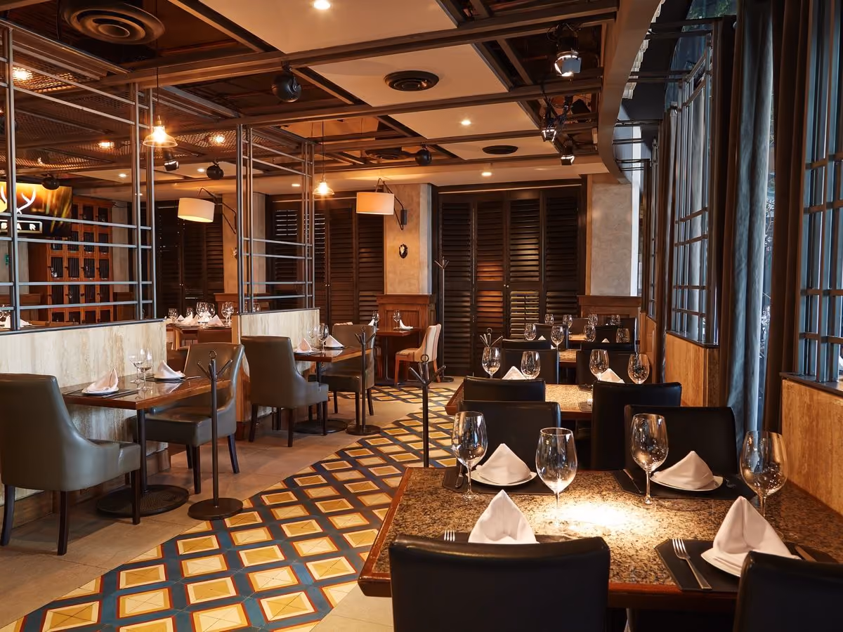 Salón de Mochomos Monterrey con piso de mosaico y candiles