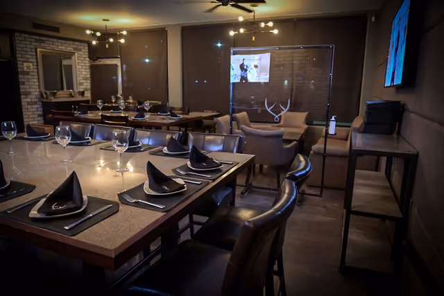 Salón de Mochomos Obregón con mesas montadas y candiles