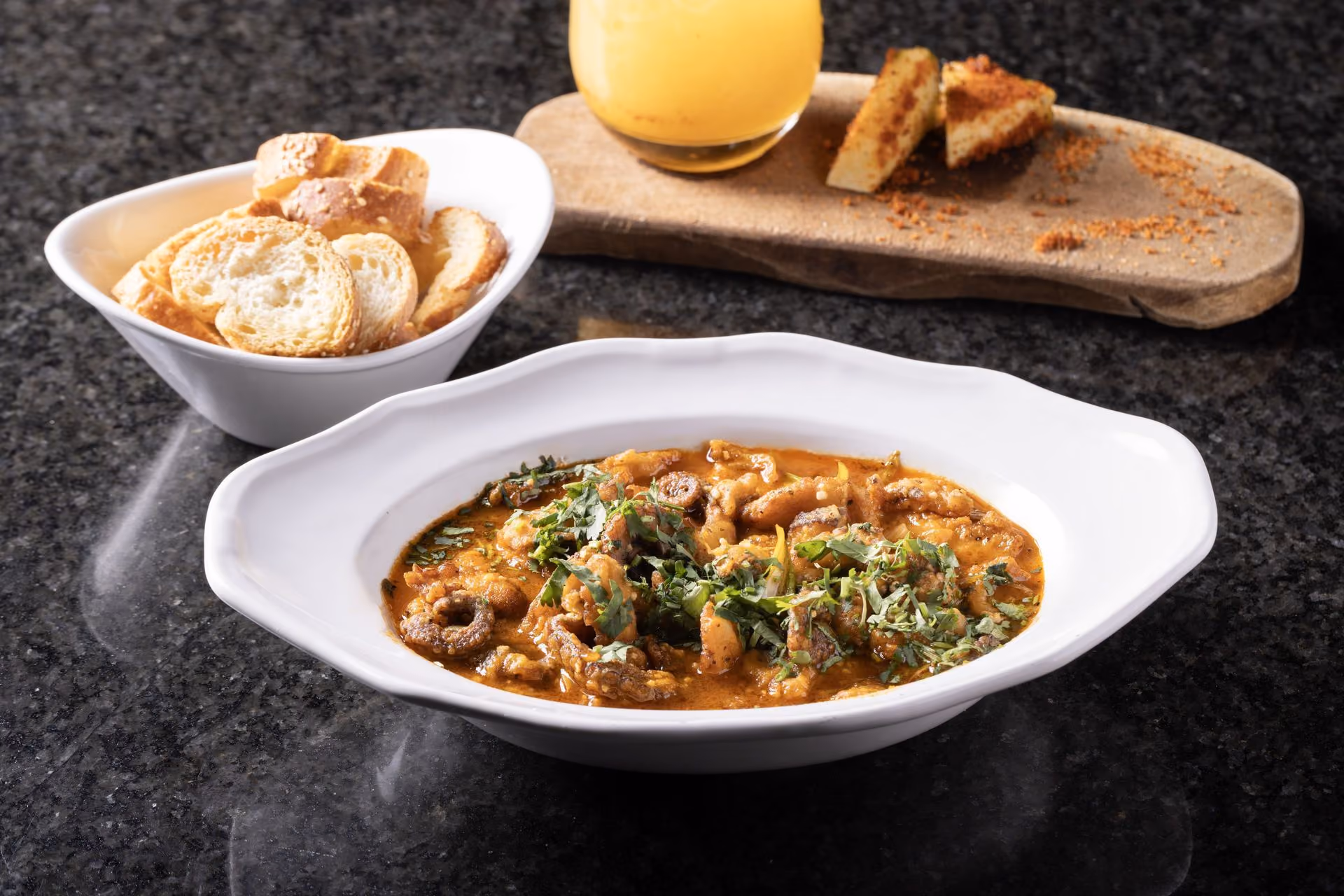 Guiso de mariscos con pan tostado