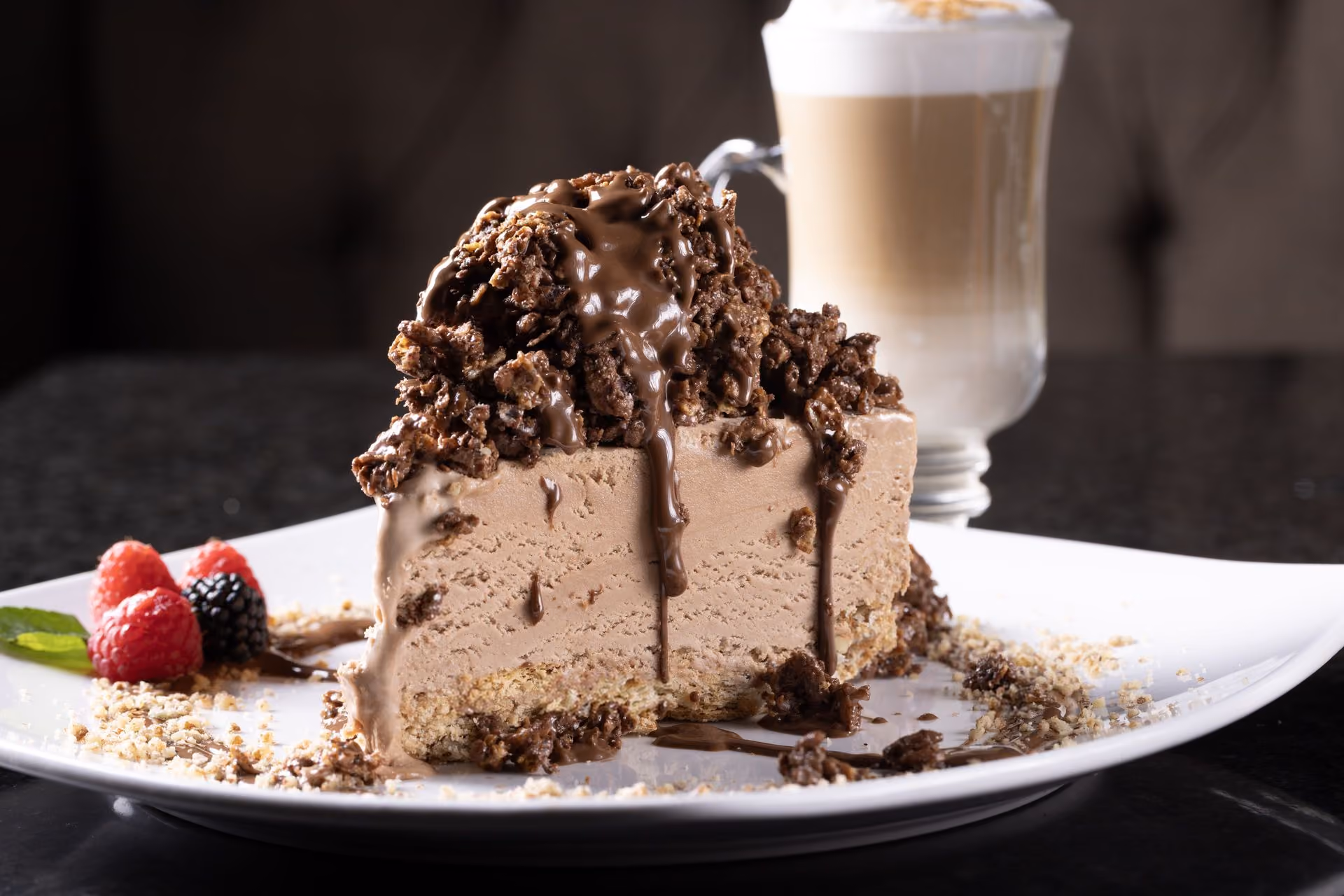 Pay de chocolate con frutos rojos y café con leche