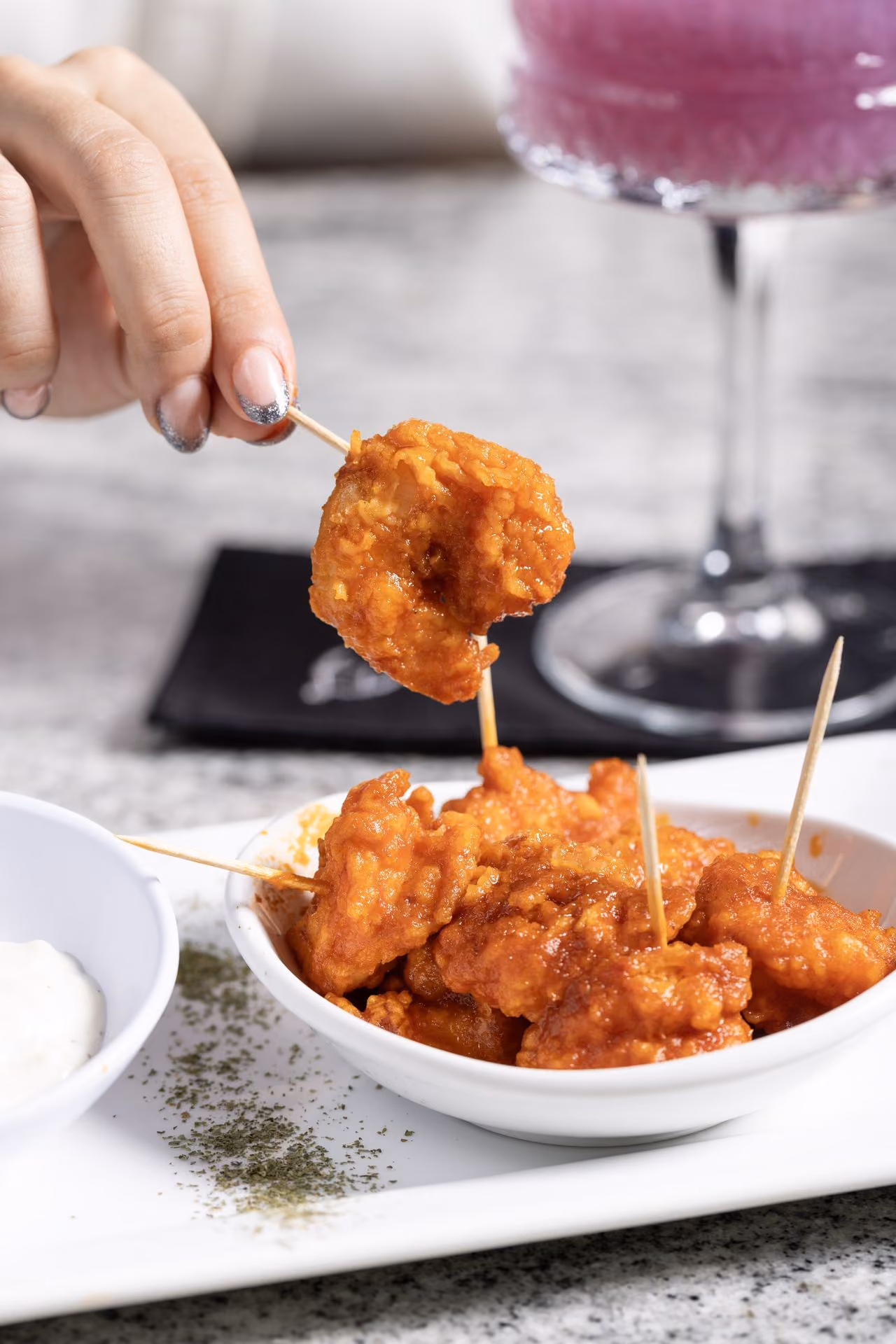 Camarones empanizados en brocheta con coctel morado