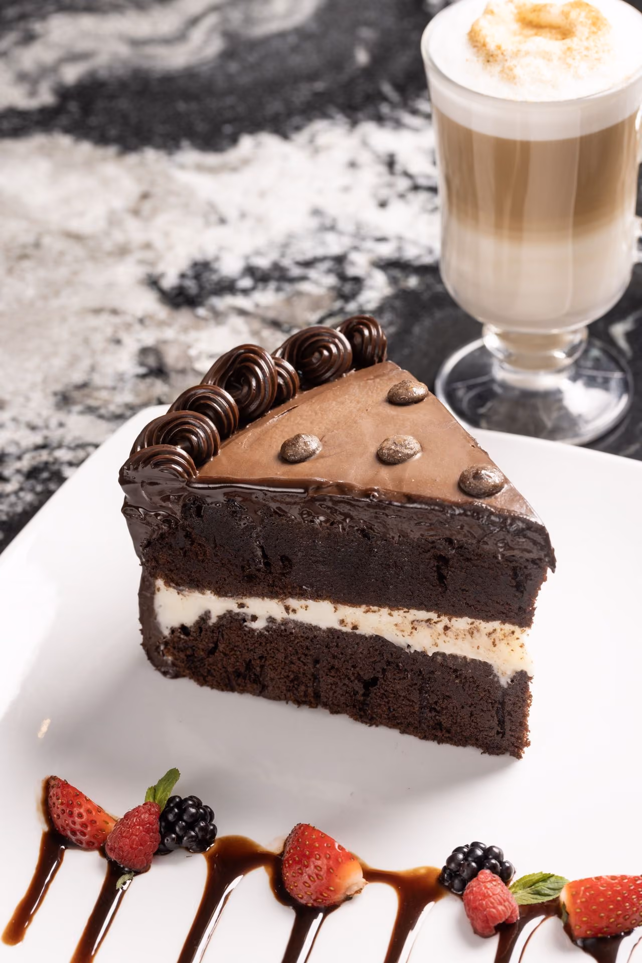 Pastel de chocolate con frutos rojos y café