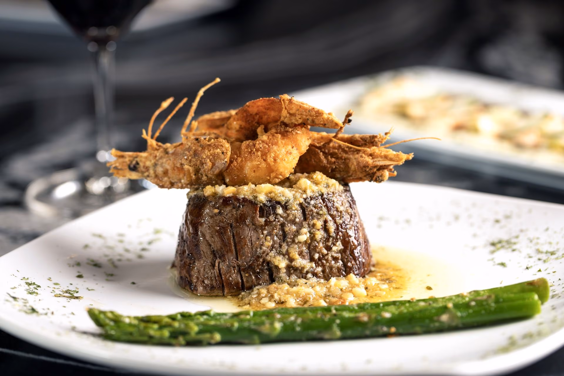 Filete con camarones crujientes y espárragos