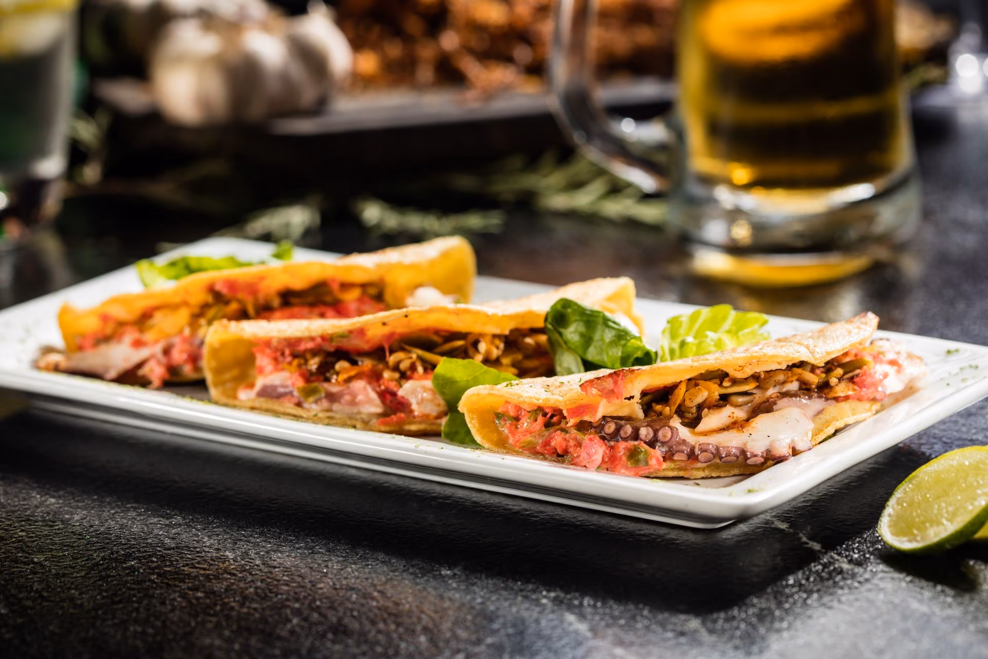 Tacos dorados con cerveza y limón