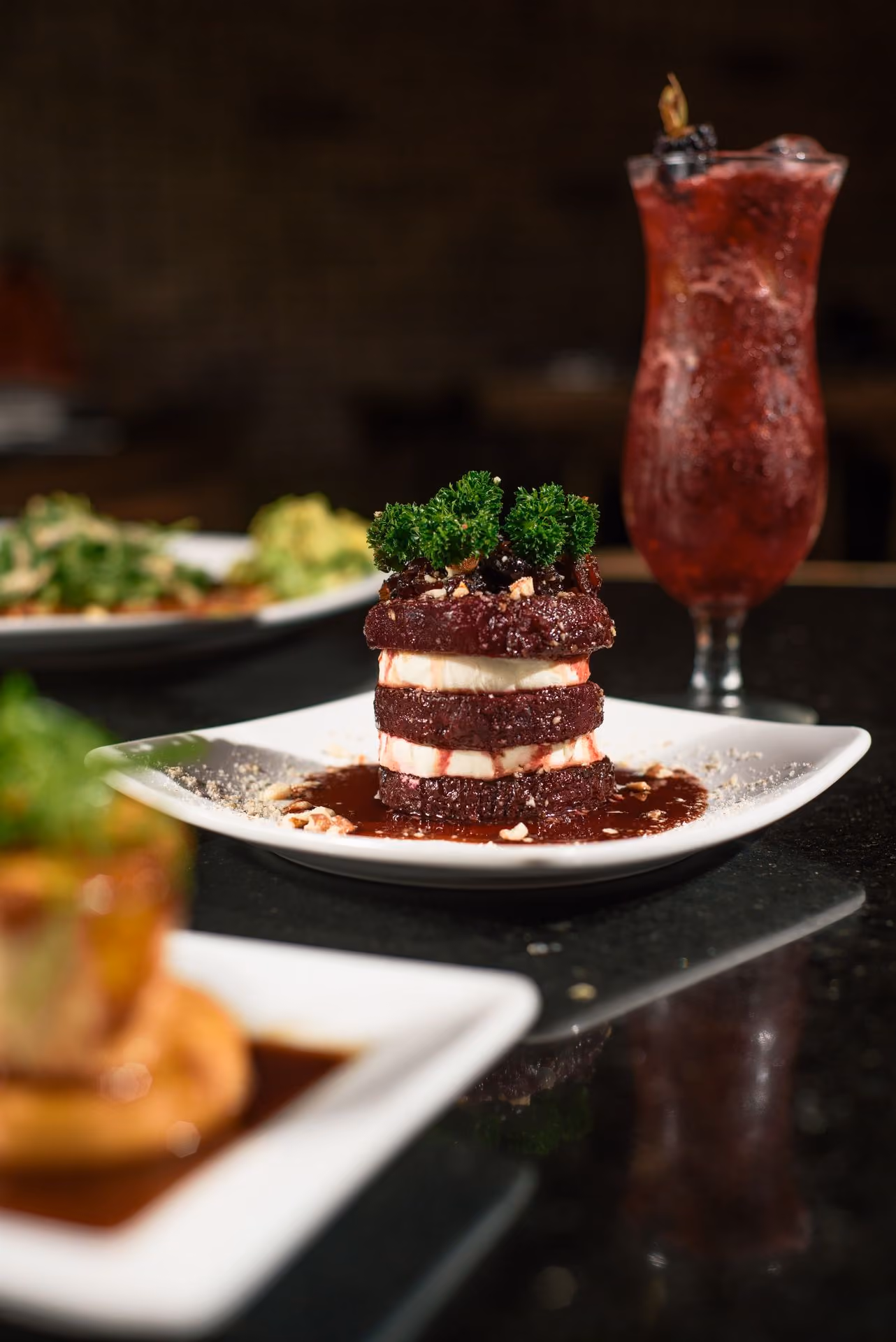 Torre de betabel con coctel rojo al fondo