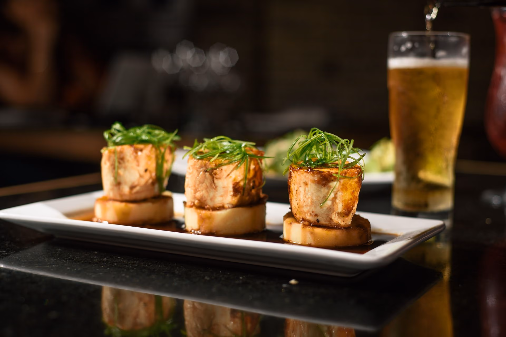 Tres bocados de salmón con cebollín y cerveza