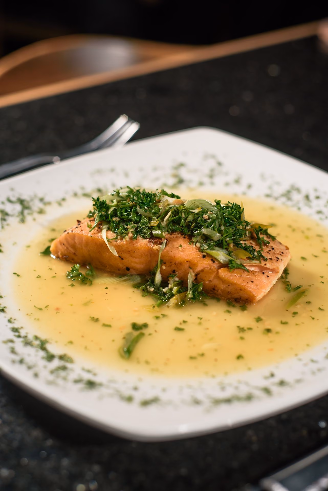 Salmón con hierbas en salsa de mantequilla