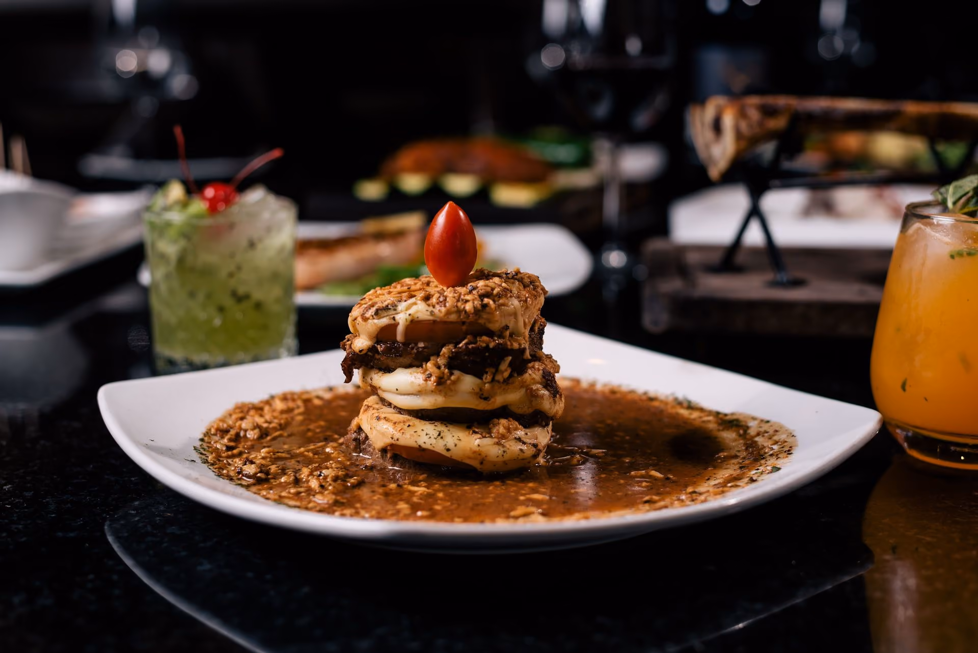 Filete en salsa con coctel verde al fondo