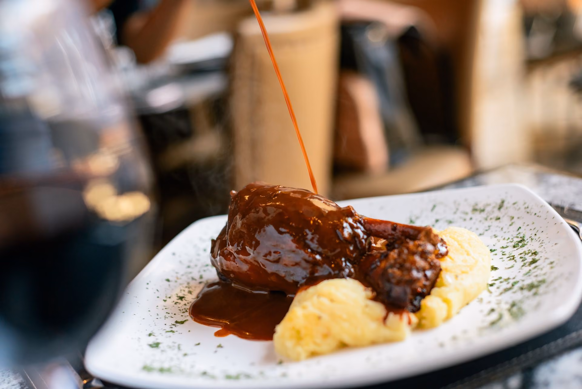 Carne glaseada con puré de papa