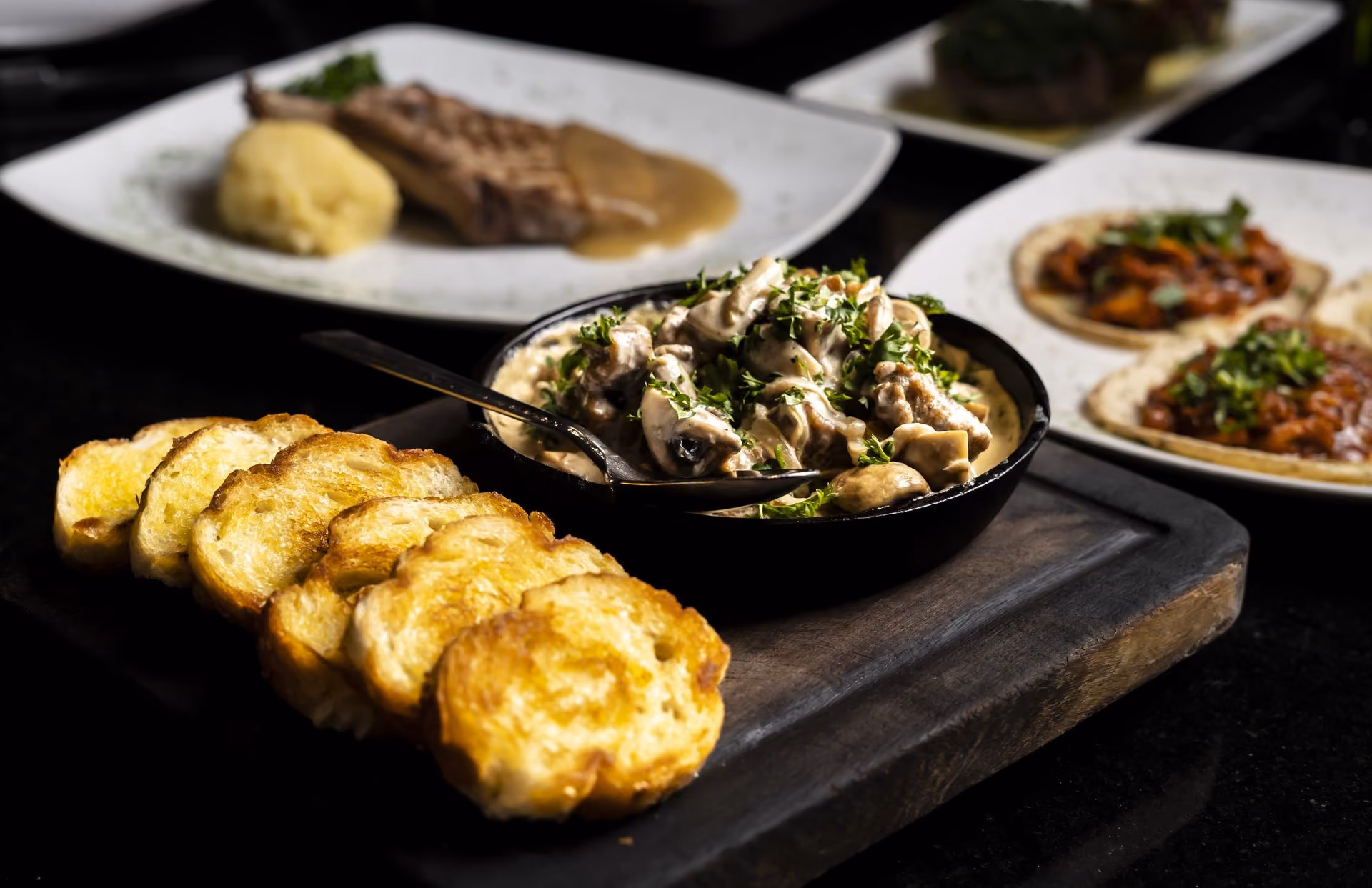 Tabla con carne, papas, champiñones y tacos