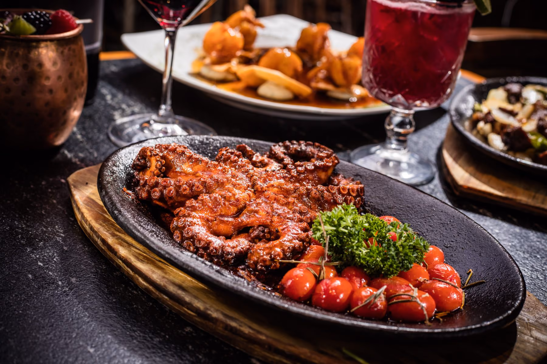 Pulpo a la brasa emplatado con guarnición