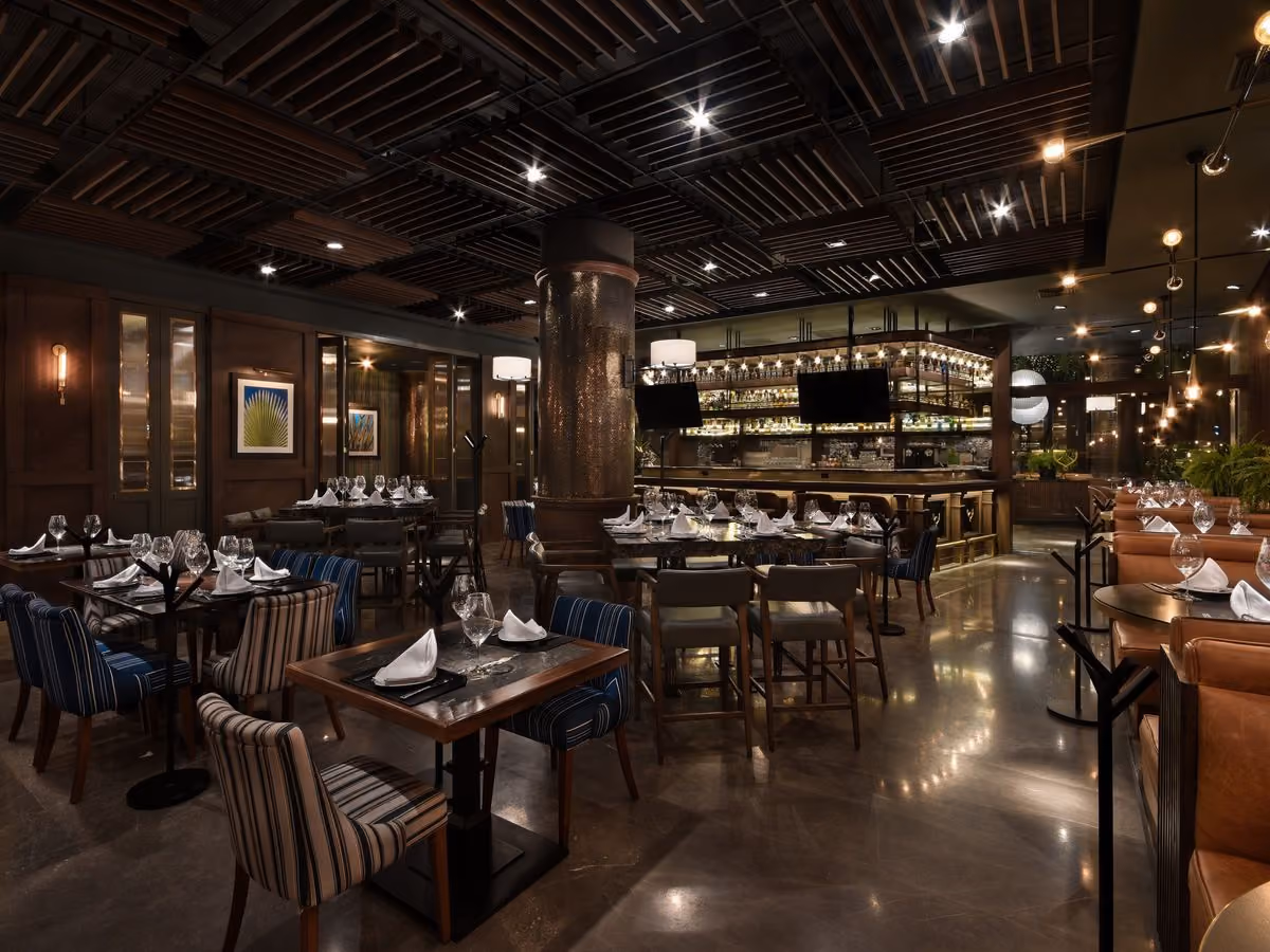 Salón de Mochomos Saltillo con la barra iluminada al fondo