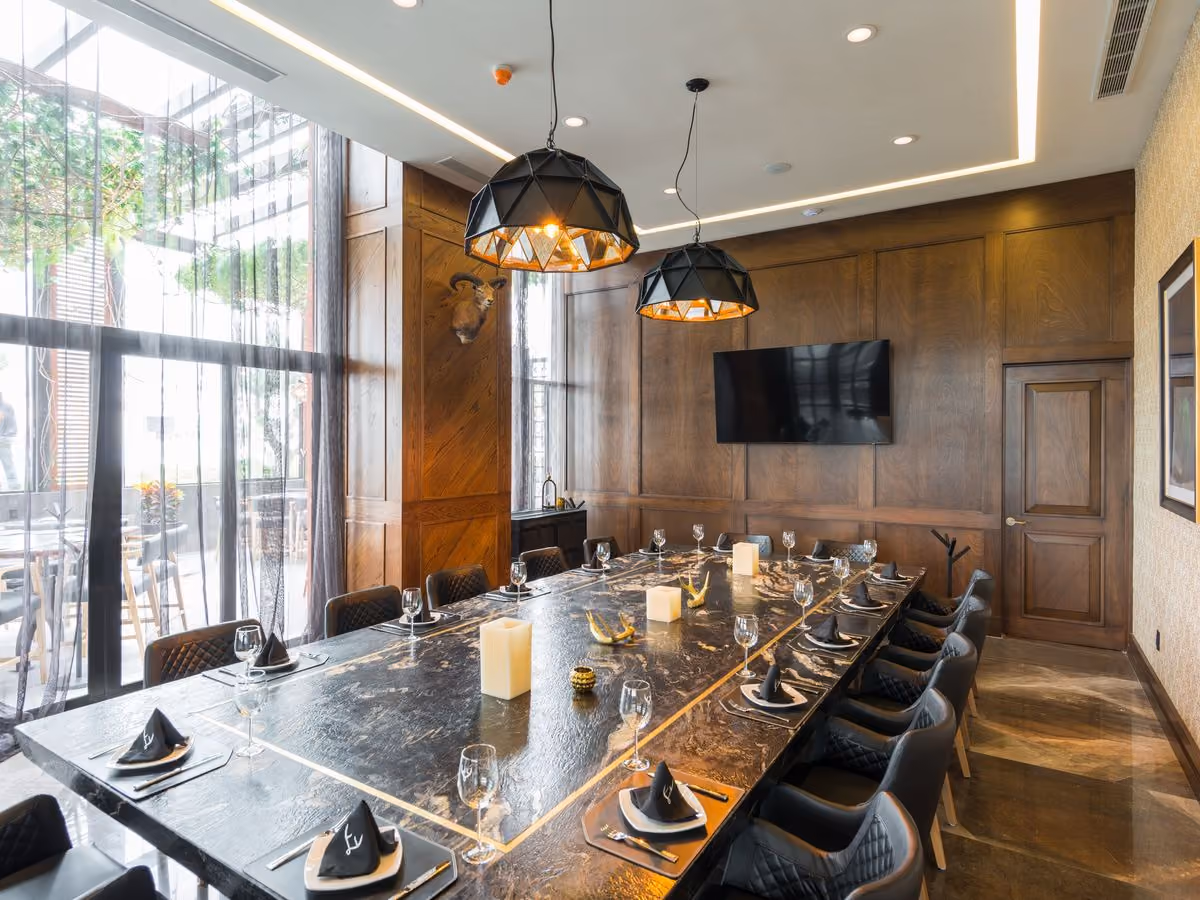 Salón privado de Mochomos San Luis Potosí con mesa larga