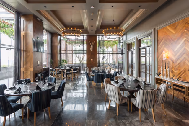 Salón de Mochomos San Luis Potosí con candiles de hierro y muro de madera