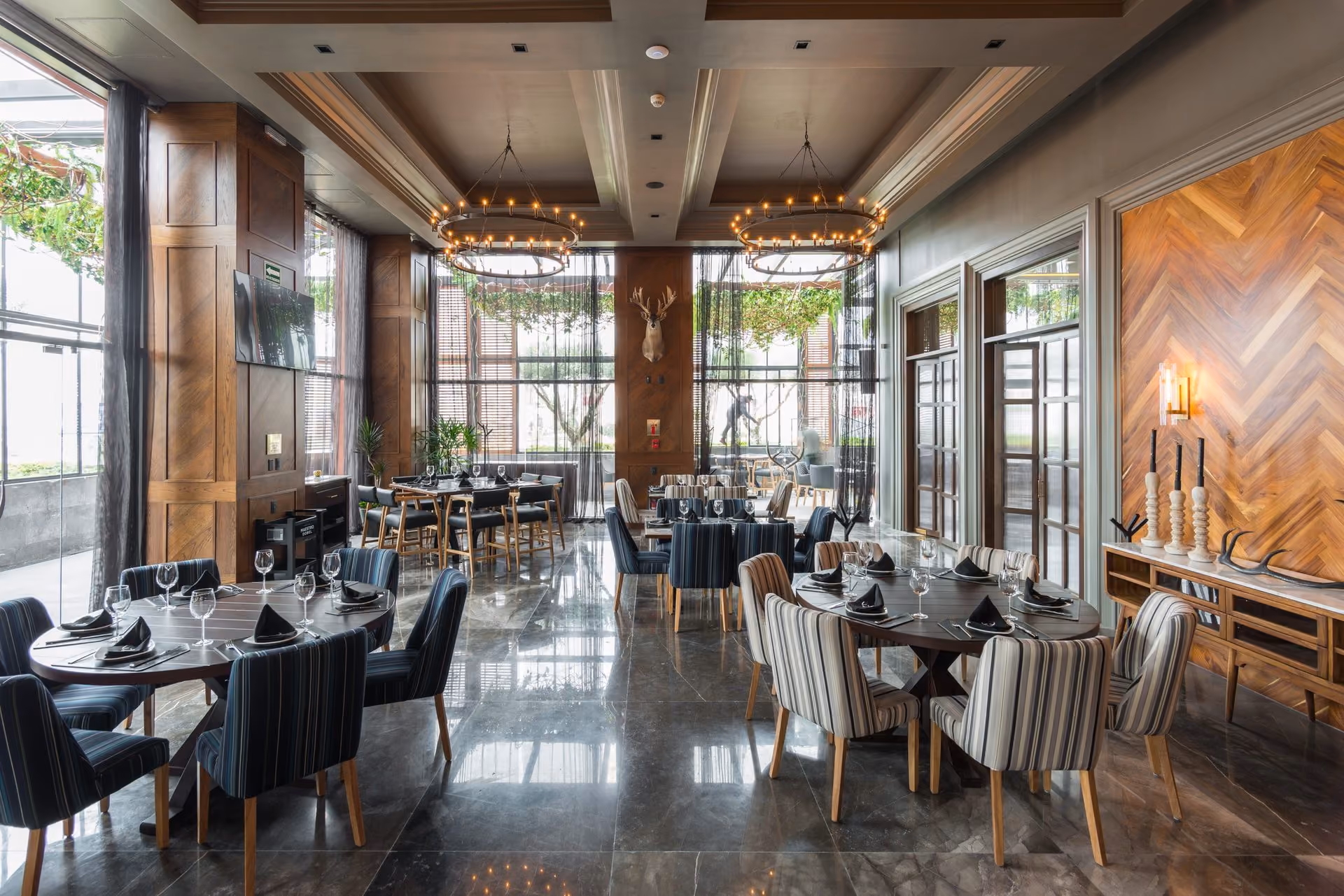 Salón de Mochomos San Luis Potosí con candiles de hierro y muro de madera